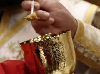 Σκηνές που προκαλούν δέος – Δείτε τι έκανε ένας ιερέας όταν έπεσε το Ιερό Δισκοπότηρο