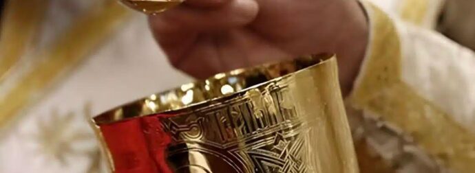 Σκηνές που προκαλούν δέος – Δείτε τι έκανε ένας ιερέας όταν έπεσε το Ιερό Δισκοπότηρο