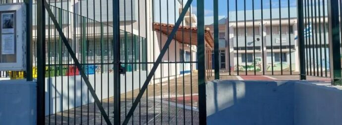 ΕΚΤΑΚΤΩΣ ΚΛΕΙΣΤΑ ΣΧΟΛΕΙΑ ΑΥΡΙΟ ΣΤΟΝ ΠΟΛΥΓΥΡΟ – ΔΕΙΤΕ ΓΙΑΤΙ – ΑΝΑΣΤΑΤΩΜΕΝΟΙ ΟΙ ΓΟΝΕΙΣ