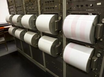 ΤΩΡΑ: 7 ΣΕΙΣΜΟΙ ΣΕ ΠΑΣΙΓΝΩΣΤΗ ΠΟΛΗ ΤΗΣ ΕΛΛΑΔΑΣ – ΔΕΝ ΜΠΑΙΝΟΥΝ ΣΤΑ ΣΠΙΤΙΑ ΤΟΥΣ ΟΙ ΚΑΤΟΙΚΟΙ – ΚΑΝΕΙ ΤΟΝ ΕΝΑΝ ΠΙΣΩ ΑΠΟ ΤΟΝ ΑΛΛΩΝ