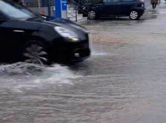 «Πνίγεται» αυτή την ώρα η Σαλαμίνα: Ποτάμια οι δρόμοι