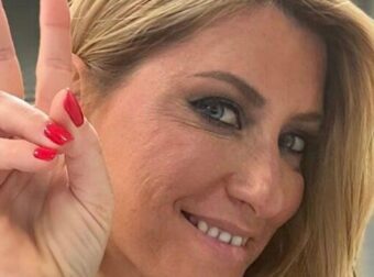 Η Σία Κοσιώνη επέστρεψε σπίτι: Τα πρώτα λόγια και η οικογενειακή φωτογραφία με τον Κώστα Μπακογιάννη και τον γιο τους