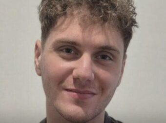 Μαθητής από τον ακριτικό Κάλαμο Λευκάδας που πήγαινε καθημερινά σχολείο με καΐκι κέρδισε υποτροφία