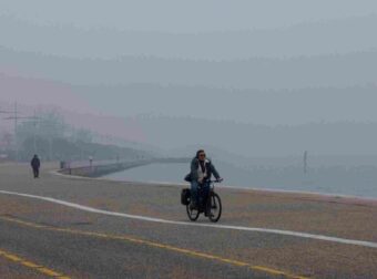«Εξαφανίστηκε» η Θεσσαλονίκη: Η απίθανη εικόνα που αντίκρυσαν όσοι πήγαν νωρίς στην παραλία