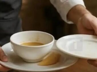 Τι σημαίνει όταν ένα άτομο βοηθά τους σερβιτόρους να μαζέψουν τα πιάτα από το τραπέζι