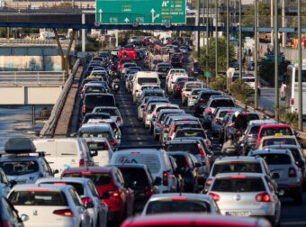 Παραλύει όλη η χώρα: Στο «κόκκινο» η Αθηνών-Λαμίας, Καθυστερήσεις σε Κηφισό και Κηφισίας