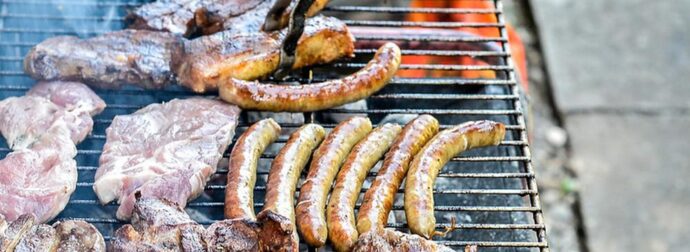 Τι είναι η Τσικνοπέμπτη: Πως ξεκίνησε το έθιμο, τι συμβολίζει για την Ορθοδοξία και γιατί όλοι ψήνουν και τρώνε κρέας;