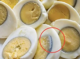Κανείς δεν ξέρει τον λόγο: Γιατί εμφανίζεται πάντα ένα πράσινο δαχτυλίδι γύρω από τα σκληρά βρασμένα αυγά; Κάνει να τα φας;