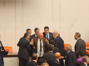 ΤΟΥΡΚΙΑ – ΧΑΟΣ ΣΤΗ ΒΟΥΛΗ – ΠΙΑΣΤΗΚΑΝ ΣΤΑ ΧΕΡΙΑ ΒΟΥΛΕΥΤΕΣ