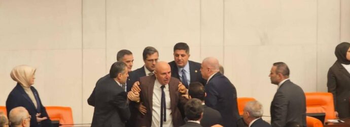 ΤΟΥΡΚΙΑ – ΧΑΟΣ ΣΤΗ ΒΟΥΛΗ – ΠΙΑΣΤΗΚΑΝ ΣΤΑ ΧΕΡΙΑ ΒΟΥΛΕΥΤΕΣ
