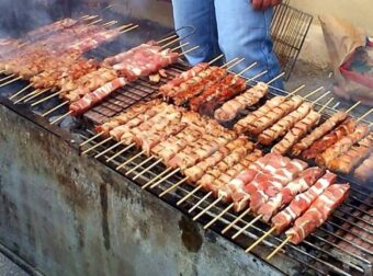 Τσικνοπέμπτη: Ψησταριά στο μπαλκόνι; – Τι λέει ο νόμος και τι κυρώσεις μπορεί να δεχθεί ο ψήστης