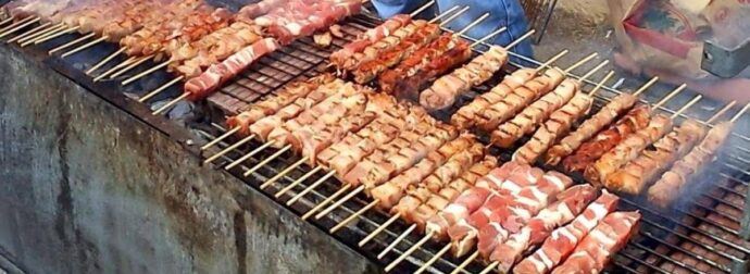 Τσικνοπέμπτη: Ψησταριά στο μπαλκόνι; – Τι λέει ο νόμος και τι κυρώσεις μπορεί να δεχθεί ο ψήστης