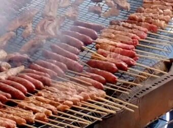 Τσικνοπέμπτη στην Αθήνα: Οι ψησταριές θα «πάρουν φωτιά» στη Βαρβάκειο, 800 κιλά κρέας δωρέαν