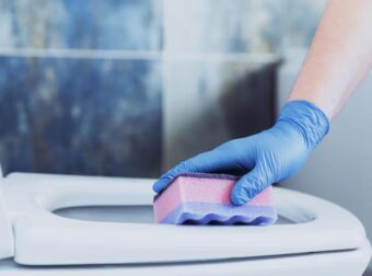 Το κóλπο που κάνουν στα ξενοδοχεία για να μυρίζει πάντα ωραία η τουαλέτα: Ρίξτε αυτό το μείγμα στη λεκάνη σας