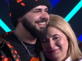 «Δες με μαμά..»: Ο Akylas τραγούδnσε ξανά και μαζί με την μnτέpα του έκλαψαν όλοι, τηλεθεατές, κοινό, παρουσιαστές