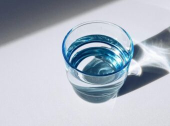 Πέντε λάθη που κάνουμε όταν πίνουμε νερό