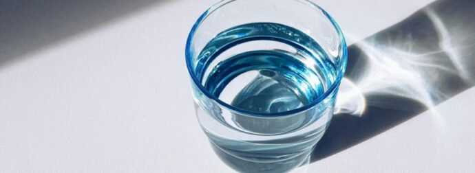 Πέντε λάθη που κάνουμε όταν πίνουμε νερό