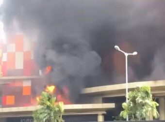 ΙΝΔΟΝΗΣΙΑ: ΜΕΓΑΛΗ ΠΥΡΚΑΓΙΑ ΣΕ ΤΕΡΑΣΤΙΟ ΕΜΠΟΡΙΚΟ ΚΕΝΤΡΟ – ΤΡΕΧΕΙ ΝΑ ΣΩΘΕΙ Ο ΚΟΣΜΟΣ