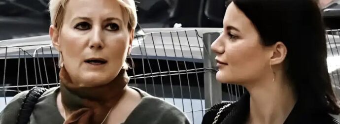 Κομψή από πάνω μέχρι κάτω η Νατάσα Παζαΐτη – Σπάνια κοινή εμφάνιση με την 23χρονη κόρη της στο κέντρο της Αθήνας