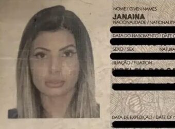 Απίστευτο: Την κράτησαν στο αεροδρόμιο γιατί από τις πολλές πλαστικές δεν την αναγνώριζαν στο διαβατήριό της