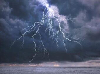 Κακοκαιρία εξπρές με κύματα θύελλας: Προειδοποιήσεις για 9 μποφόρ, καταιγίδες και πλημμύρες για το επόμενο 24ωρο