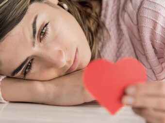 Εάν μια γυναίκα σας θέλει, συνήθως θα εμφανίσει αυτές τις 7 συμπεριφορές