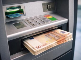 «Βροχή» χρημάτων σε συνταξιούχους: Τα σενάρια για 400άρια, 500άρια και αυξήσεις