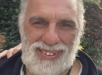 Ο άντρας που ποζάρει σε αυτήν την φωτογραφία είναι ο αδερφός του πιο όμορφου Έλληνα ηθοποιού