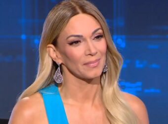 ΕΛΛΗ ΚΟΚΚΙΝΟΥ: ΑΝΟΙΞΕ ΤΟ ΚΙΝΗΤΟ ΤΗΣ ΚΑΙ ΔΕΝ ΠΙΣΤΕΥΕ ΤΑ ΟΣΑ ΤΗΣ ΕΙΧΑΝ ΣΤΕΙΛΕΙ