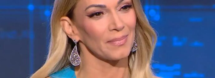 ΕΛΛΗ ΚΟΚΚΙΝΟΥ: ΑΝΟΙΞΕ ΤΟ ΚΙΝΗΤΟ ΤΗΣ ΚΑΙ ΔΕΝ ΠΙΣΤΕΥΕ ΤΑ ΟΣΑ ΤΗΣ ΕΙΧΑΝ ΣΤΕΙΛΕΙ