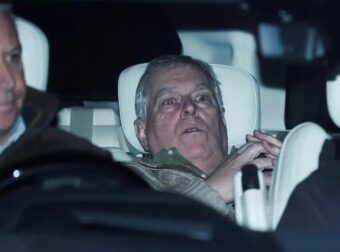 Αφέθηκε ελεύθερος ο Άντριου – Σοκαρισμένος φεύγει από το Τμήμα, δείτε τις πρώτες φωτογραφίες του έκπτωτου πρίγκιπα μετά τη σύλληψη