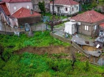 «Σβήνει» από τον χάρτη γνωστό χωριό της Ηλείας: Πέφτουν βράχια και καταστρέφουν τα πάντα – Εγκαταλείπουν τα σπίτια τους οι κάτοικοι