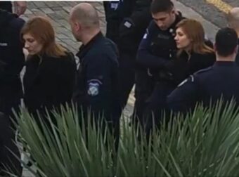 Pούλα Πισπιρίγκou – Με μπαστούνι και υποβασταζόμενη στο δικαστήριο, δεν μπορεί να περπατήσει