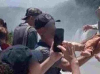 ΠΑΓΚΟΣΜΙΑ ΟΡΓΗ ΓΙΑ ΤΟΝ «ΠΑΤΕΡΑ ΤΟΥ ΧΡΟΝΟΥ»: ΡΙΣΚΑΡΕ ΤΗ ΖΩΗ ΤΟΥ ΒΡΕΦΟΥΣ ΤΟΥ ΓΙΑ ΤΑ LIKES – ΤΟ ΒΙΝΤΕΟ ΠΟΥ ΚΟΒΕΙ ΤΗΝ ΑΝΑΣΑ