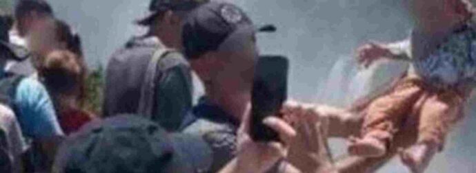 ΠΑΓΚΟΣΜΙΑ ΟΡΓΗ ΓΙΑ ΤΟΝ «ΠΑΤΕΡΑ ΤΟΥ ΧΡΟΝΟΥ»: ΡΙΣΚΑΡΕ ΤΗ ΖΩΗ ΤΟΥ ΒΡΕΦΟΥΣ ΤΟΥ ΓΙΑ ΤΑ LIKES – ΤΟ ΒΙΝΤΕΟ ΠΟΥ ΚΟΒΕΙ ΤΗΝ ΑΝΑΣΑ