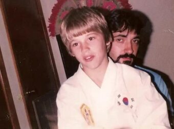 Η ιστορία του καμεραμάν που σκότωσε τον βıαστή του γιου του μπροστά στις κάμερες και αναδείχθηκε σε λαϊκό ήρωα