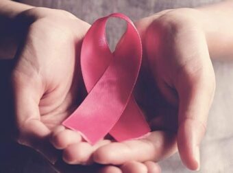 Το σώμα ψιθυρίζει πρώτο: Προειδοποιητικά σημάδια καρκίνου του μαστού που μπορεί να εμφανιστούν έναν χρόνο πριν από τη διάγνωση