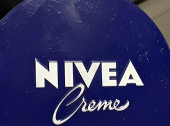 Η κλασική μπλε Nivea έχει 9 απρόσμενες χρήσεις εκτός από την ενυδάτωση