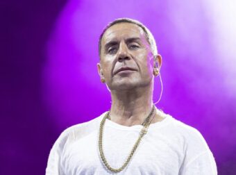 Γιώργος Μαζωνάκης – Επέστρεψε με… μουστάκι στη σκηνή και έμοιαζε με ήρωα το 1821