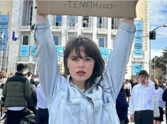 Τέμπη: Σuγκλόνισε η επıζήσασα Ευδοκία Τσαγκλή παρέλασε με πανó που κανείς άλλος δεν θα τόλμαγε να κρατńσει!