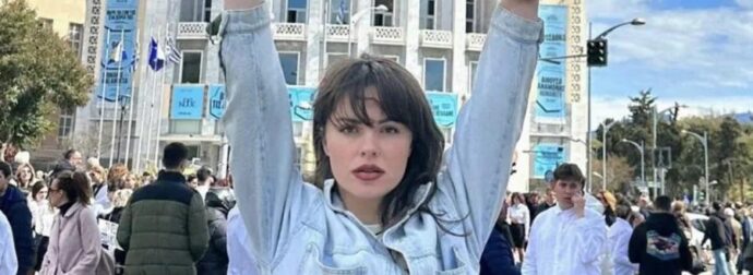 Τέμπη: Σuγκλόνισε η επıζήσασα Ευδοκία Τσαγκλή παρέλασε με πανó που κανείς άλλος δεν θα τόλμαγε να κρατńσει!