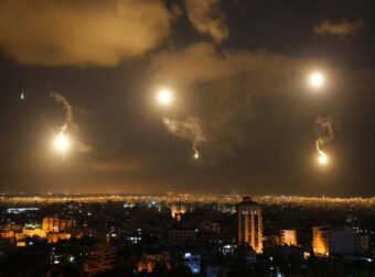 «Ξέσπασε κόλαση»: Νεκροί όλοι οι στενοί συνεργάτες του Χαμενεΐ μετά τη δολοφονία του – Βομβαρδίζουν τα πάντα – Τρέχει να σωθεί ο κόσμος