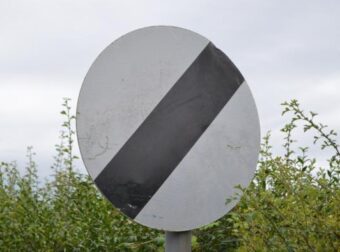 9 στους 10 οδηγούς δεν γνωρίζουν τι σημαίνει αυτό το σήμα – Τι πρέπει να κάνεις μόλις το δεις – Πώς θα σε σώσει από τις κλήσεις