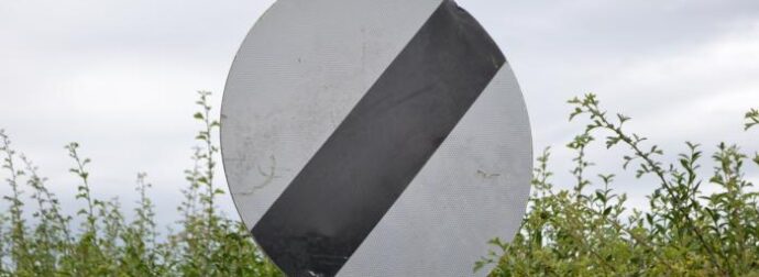 9 στους 10 οδηγούς δεν γνωρίζουν τι σημαίνει αυτό το σήμα – Τι πρέπει να κάνεις μόλις το δεις – Πώς θα σε σώσει από τις κλήσεις