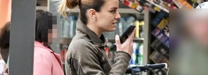 Για αγορές στη Βουκουρεστίου η Μαρία Σάκκαρη – Χαμογελαστή σε μια χαλαρή εμφάνιση