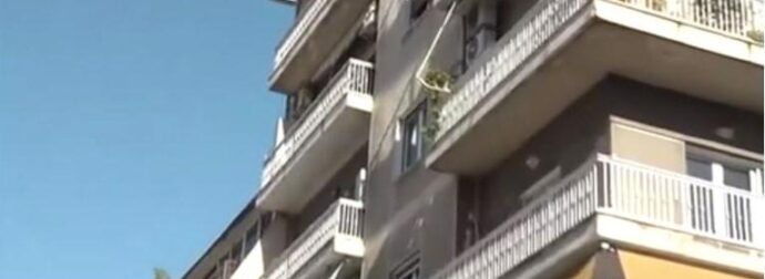 «Άκουσα κάποιον να φωνάζει σ’ αγαπάω, γιατί;»: Ανοίγουν τα στόματα στον Πειραιά για τη νεκρή 17χρονη, βγήκε στο μπαλκόνι να μιλήσει στο τηλέφωνο
