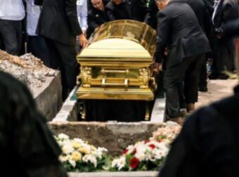 Toν έθαψαν σε ΟλόΧρυσο Φέρετρο: Η κηδεία του πάμπλουτου 60χρονου, οι χιλιάδες κόσμου στην νεκρώσιμη ακολουθία και τα δρακώντια μέτρα ασφαλείας