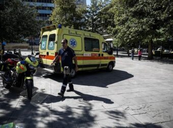 ΤΡΑΓΩΔΙΑ ΣΤΗΝ ΟΜΟΝΟΙΑ – ΝΕΚΡΟΣ 15ΧΡΟΝΟΣ – ΕΠΕΣΕ ΑΠΟ ΤΟΝ 3ο ΟΡΟΦΟ ΞΕΝΟΔΟΧΕΙΟΥ ΣΤΗ ΜΕΣΗ ΤΟΥ ΔΡΟΜΟΥ