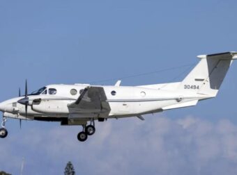 ΣΥΝΑΓΕΡΜΟΣ ΤΩΡΑ ΓΙΑ ΠΟΛΥΝΕΚΡΗ ΤΡΑΓΩΔΙΑ: ΣΥΝΕΤΡΙΒΗ ΑΕΡΟΠΛΑΝΟ