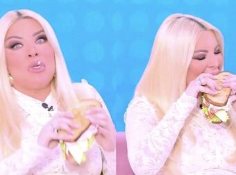 «ΓΙΑΤΙ ΜΕ ΔΕΙΧΝΕΙΣ;» – Αυτό το πλάνο θα θέλει… να το εξαφανίσει – Έξαλλη η Καινούργιου στον αέρα της εκπομπής την έπιασε η κάμερα να τρώει σάντουις